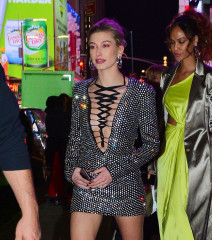 Hailey Rhode Bieber – The Times Square EDITION Premiere in New York City 03/12/2 фото №1152461