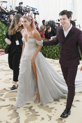 Hailey Baldwin – 2018 MET Costume Institute Gala in NYC фото №1068312
