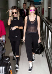 Hailey Baldwin – Arriving at The Sydney Airport фото №927305