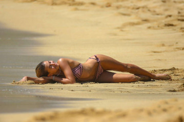 Hailey Baldwin in Pink Bikini at a Beach in Hawai фото №939193
