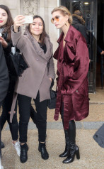Hailey Baldwin Leaving Elie Saab Show in Paris фото №945236