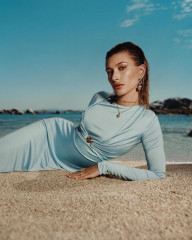 Hailey Baldwin by Harley Weir for Versace 'Dylan Turquoise' — Spring/Summer 2021 фото №1291280