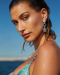 Hailey Baldwin by Harley Weir for Versace 'Dylan Turquoise' — Spring/Summer 2021 фото №1291278