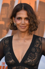 Halle Berry at “The Union” Premiere in Los Angeles фото №1400642
