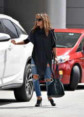 Halle Berry in Ripped Jeans – Out in Los Angeles  фото №1001159