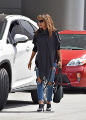 Halle Berry in Ripped Jeans – Out in Los Angeles  фото №1001160
