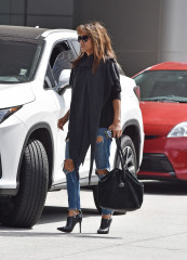 Halle Berry in Ripped Jeans – Out in Los Angeles  фото №1001158