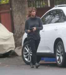  Halle Berry out in Los Angeles фото №930437