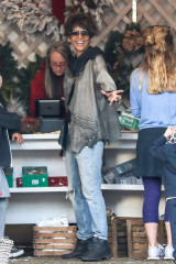  Halle Berry – Shopping for a Christmas tree in West Hollywood фото №927815