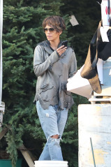  Halle Berry – Shopping for a Christmas tree in West Hollywood фото №927817