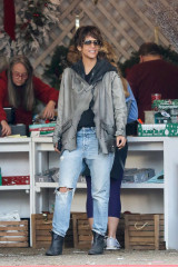  Halle Berry – Shopping for a Christmas tree in West Hollywood фото №927818
