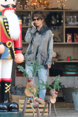  Halle Berry – Shopping for a Christmas tree in West Hollywood фото №927816