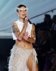Halsey Performing at 2018 VS Fashion Show in NYC фото №1116440