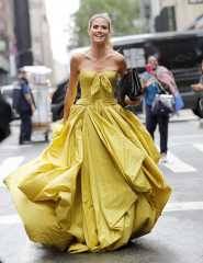 Heidi Klum in Zac Posen Dress – Photoshoot for Project Runway in NYC фото №973111