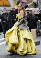 Heidi Klum in Zac Posen Dress – Photoshoot for Project Runway in NYC фото №973108