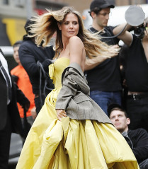 Heidi Klum in Zac Posen Dress – Photoshoot for Project Runway in NYC фото №973109