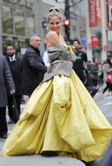 Heidi Klum in Zac Posen Dress – Photoshoot for Project Runway in NYC фото №973107