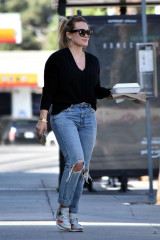 Hilary Duff in Ripped Jeans – Out in Los Angeles фото №1114836