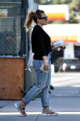Hilary Duff in Ripped Jeans – Out in Los Angeles фото №1114839