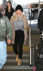 Hilary Duff – Arriving at LAX Airport in LA 3/9/ 2017 фото №946692