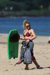 Hilary Duff in Bikini on the beach in Hanaeli фото №931441