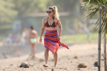 Hilary Duff in Bikini on the beach in Hanaeli фото №931437