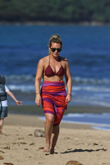Hilary Duff in Bikini on the beach in Hanaeli фото №931436