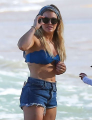 Hilary Duff in Bikini Top and Shorts in Hawaii фото №931486