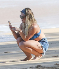Hilary Duff in Bikini Top and Shorts in Hawaii фото №931489