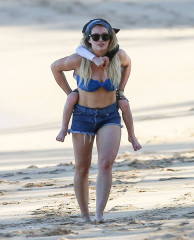 Hilary Duff in Bikini Top and Shorts in Hawaii фото №931488