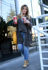 Hilary Duff in Jeans at Starbucks in Los Angeles фото №925391