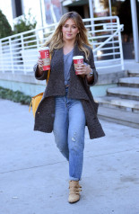 Hilary Duff in Jeans at Starbucks in Los Angeles фото №925392