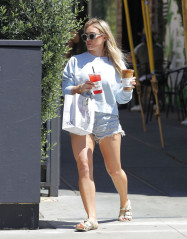 Hilary Duff in Jeans Shorts Out in Beverly Hills фото №967947