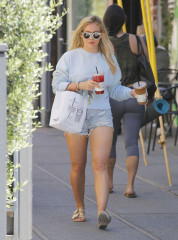 Hilary Duff in Jeans Shorts Out in Beverly Hills фото №967946