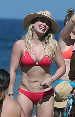 Hilary Duff in Red Bikini on the Beach in Mexico фото №938365