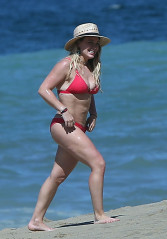 Hilary Duff in Red Bikini on the Beach in Mexico фото №938362