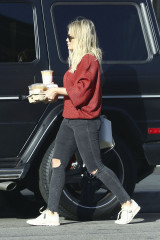 Hilary Duff in Ripped Jeans – at Alfred Coffee in Studio City  фото №945411