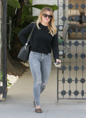 Hilary Duff in Ripped Jeans Shopping in Beverly Hills фото №927439