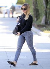 Hilary Duff in Ripped Jeans Shopping in Beverly Hills фото №927438