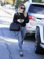 Hilary Duff in Ripped Jeans Shopping in Beverly Hills фото №927440
