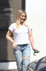 Hilary Duff in Ripped Jeans – Went to Lunch With ex Mike Comrie in Studio City фото №962040
