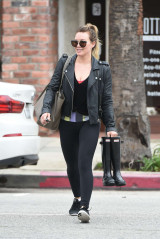 Hilary Duff in Tights Leaves her workout in LA фото №942494