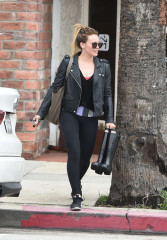 Hilary Duff in Tights Leaves her workout in LA фото №942492