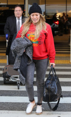 Hilary Duff in Travel Outfit at LAX Airport in Los Angeles фото №1024205