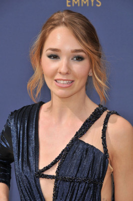 Holly Taylor at Emmy Awards 2018 in Los Angeles 09/17/2018   фото №1101769