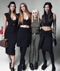 Irina Shayk - Versace Fashion Show in Milan | March 2021 фото №1291743