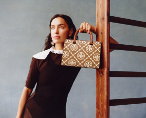 Irina Shayk, Mona Tougaard &amp; Ida Heiner for Tory Burch SpringSummer 2025  фото №1411849
