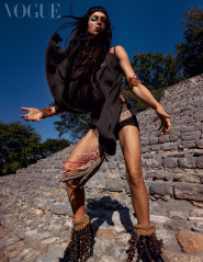 Irina Shayk for Vogue Mexico (April 2023) фото №1367253