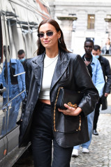 Irina Shayk is seen out after the show in Milan // 23,09.2020 фото №1278510