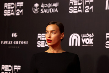 Irina Shayk - Red Sea Film Festival in Jeddah 12/08/2021 фото №1328707